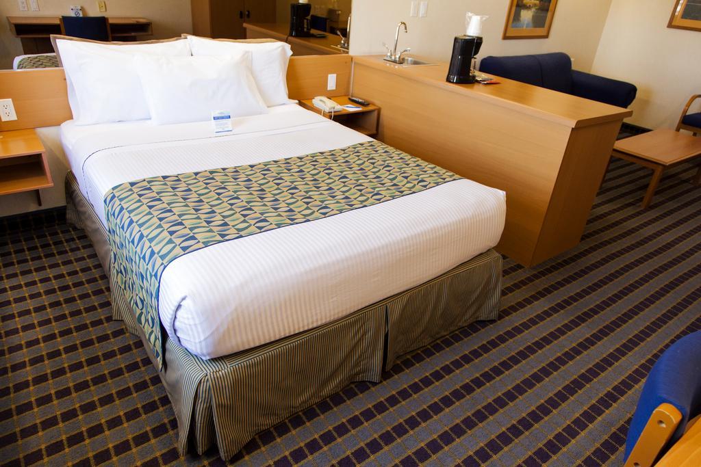 Microtel Inn & Suites By Wyndham Chihuahua Exterior photo
